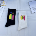 Aplashed 잉크 색깔의 편지 자수 중간 튜브 양말
