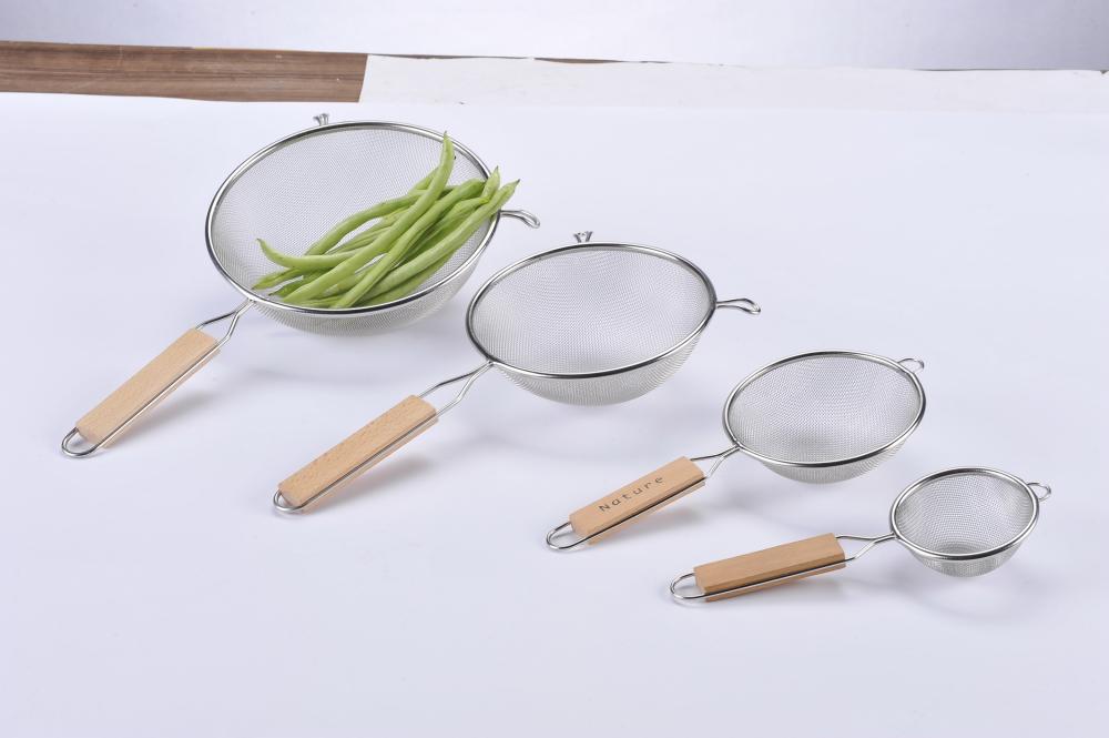 Single Mesh Strainer with Wooden Handle