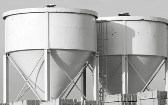 Steel silo with hopper discharge