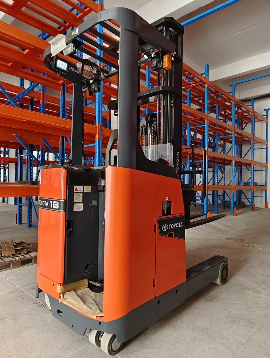 Stand-up Reach Forklift