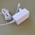 Weißer Stromadapter 24 V 2a mit geflochtenem Kabel
