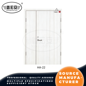 Porta tagliafuoco in acciaio-legno con venature del legno chiaro