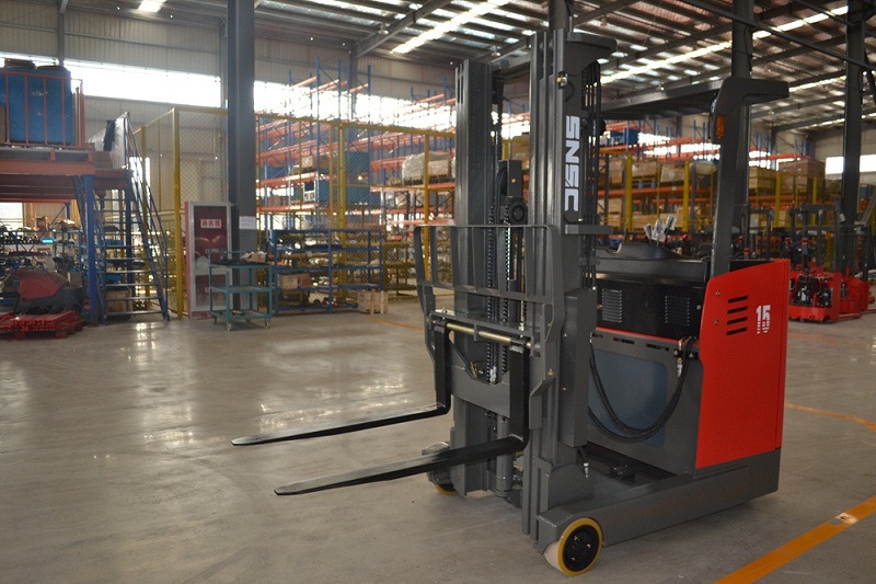 1.5 T Reach Truck