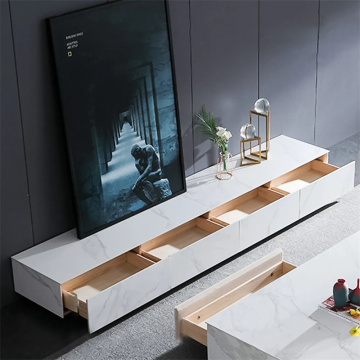 Rangement organisé sur le meuble TV