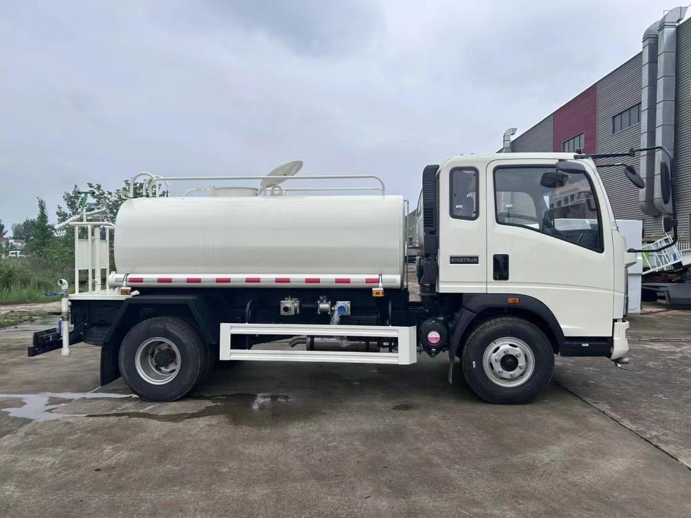 Howo 5000 Liters Water Truck 6