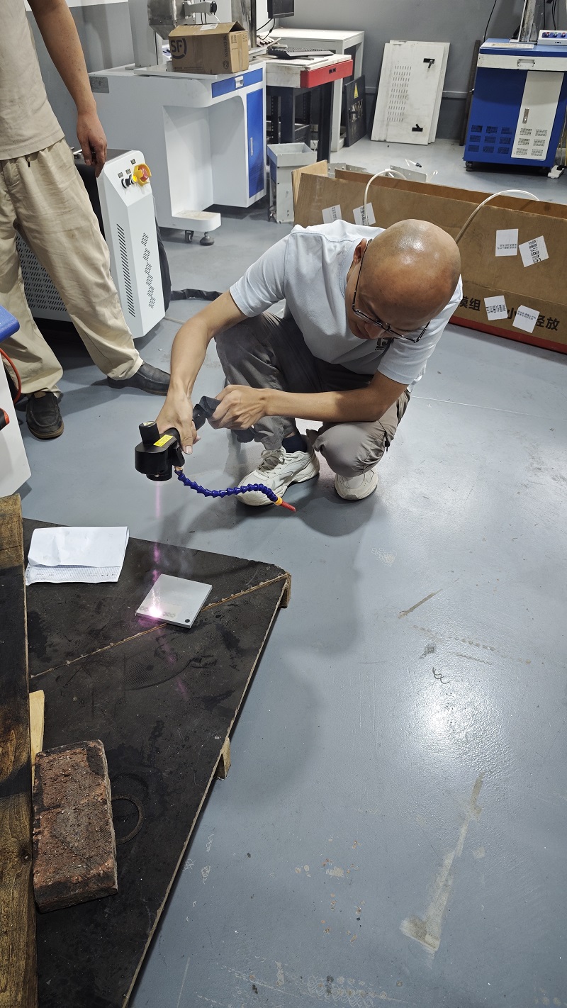 Chuke Intelligent Pulsed Laser Cleaning Equipment Completes Paint Removal and Sample Testing on Galvanized Sheets