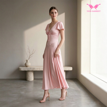 Rosafarbenes Midikleid mit V-Ausschnitt