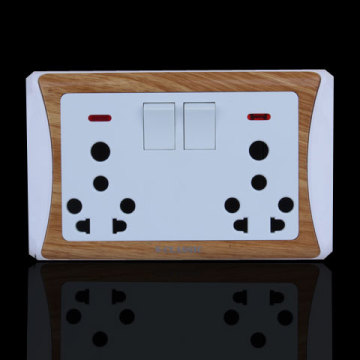 Double universal soket dengan indikator cahaya kayu
