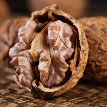 Saco de malha de 1kg de nozes de casca roxa com casca