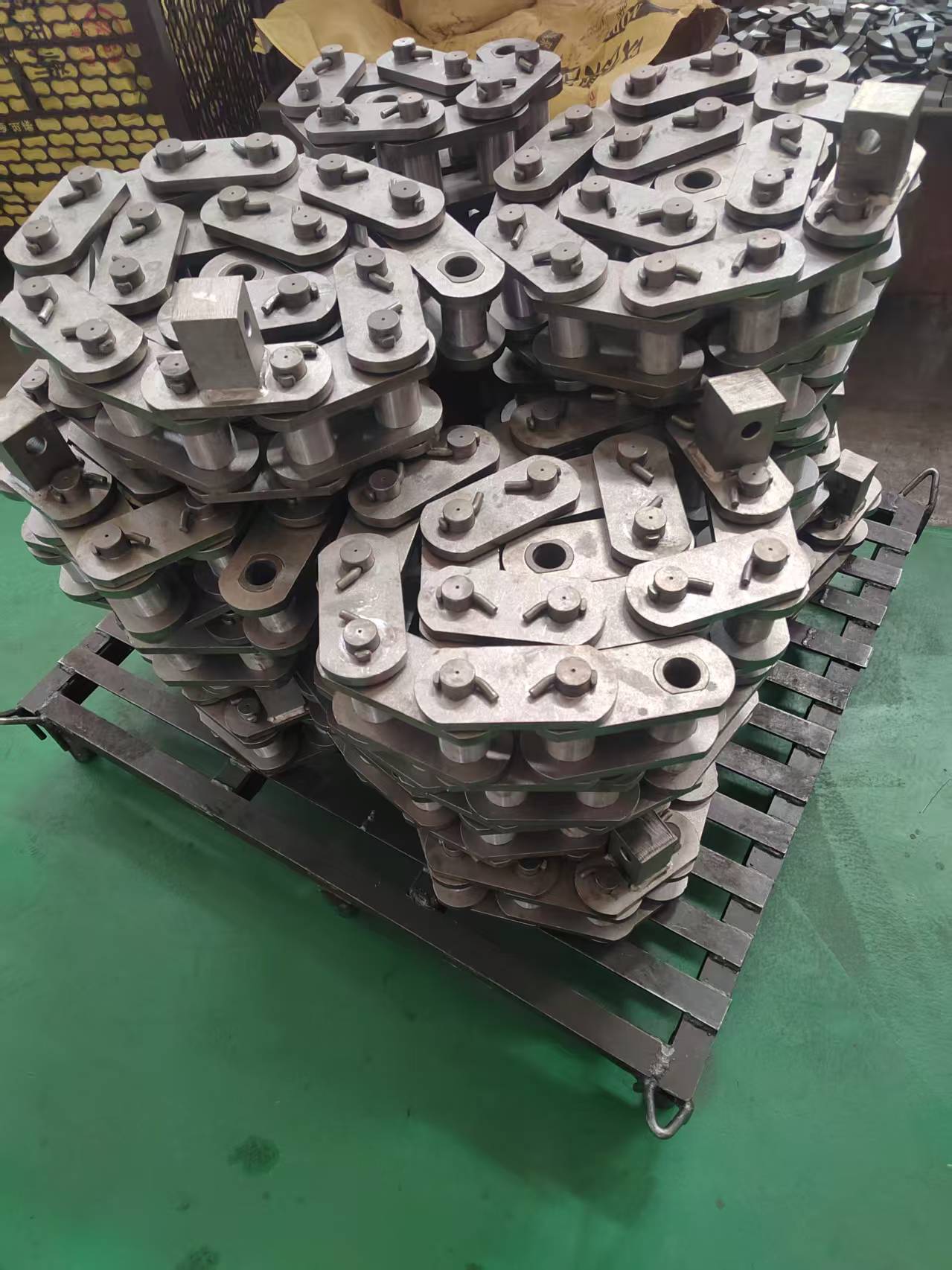 Welded wing conveyor chain in stock
