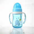 Spädbarnvatten som dricker flaskan baby halm kopp