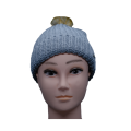 Классическая светло-серая вязаная шапка с помпоном