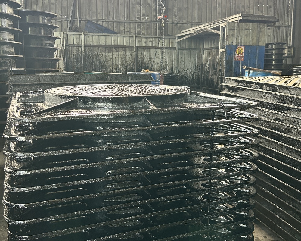 700x1000 manhole cover details