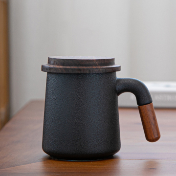 Japaner Stil weißer und schwarzer mattes Keramik -Kaffeetassen mit Holzgriff und Deckel - 400 ml Geschenkset