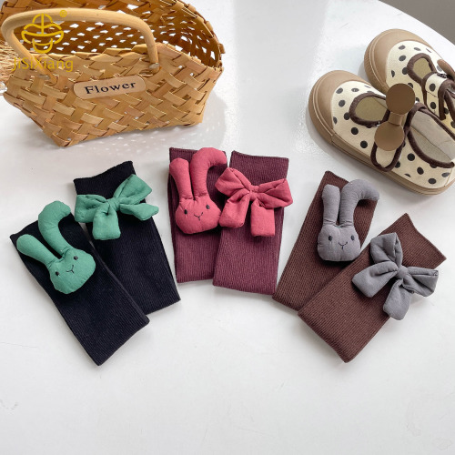 Meias sem raiz com pilha de tubo médio de coelho de desenho animado