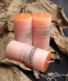 vela de pilar de cor Scented Candle Company