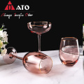 Bicchieri da vino color rosa con tazza di bordo d&#39;oro