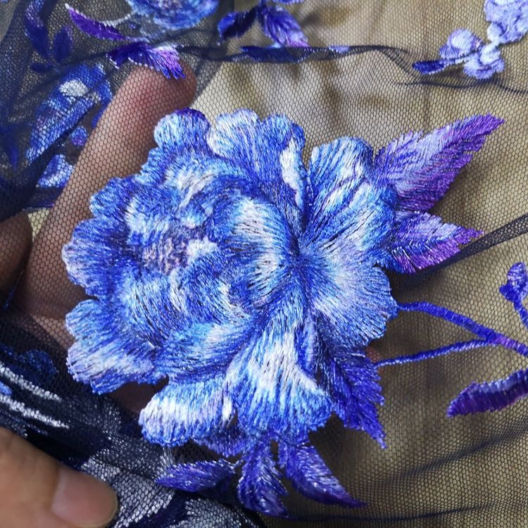 Tessuto in tulle con ricamo di fiori di uccelli stampati