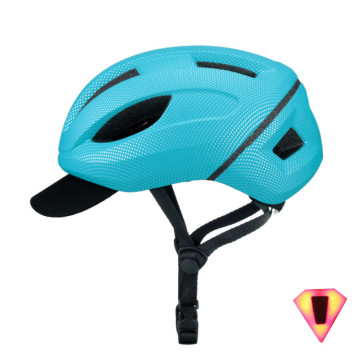 Casco de bicicleta cómodo con luz trasera.