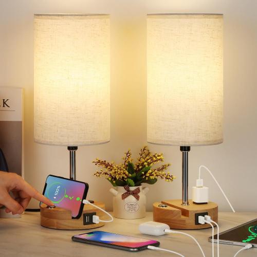 À côté de la lampe avec des ports et des prises de charge USB