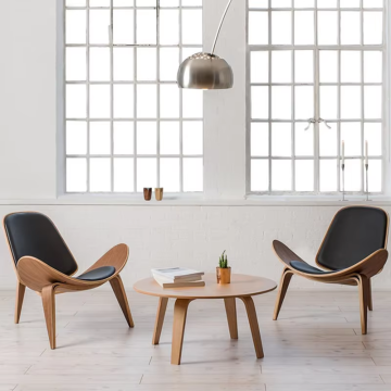 Silla de cuero sintético con respaldo de madera