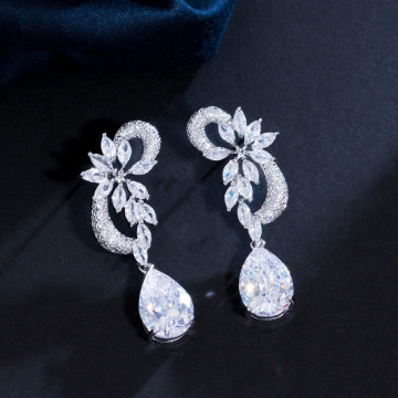 Shimmering Diamond-Imitating CZ Bridal Clip-On Earrings: Perfect for Weddings without Ear Piercings