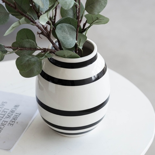 Moderne Vase mit Zebrastreifen im nordischen Stil