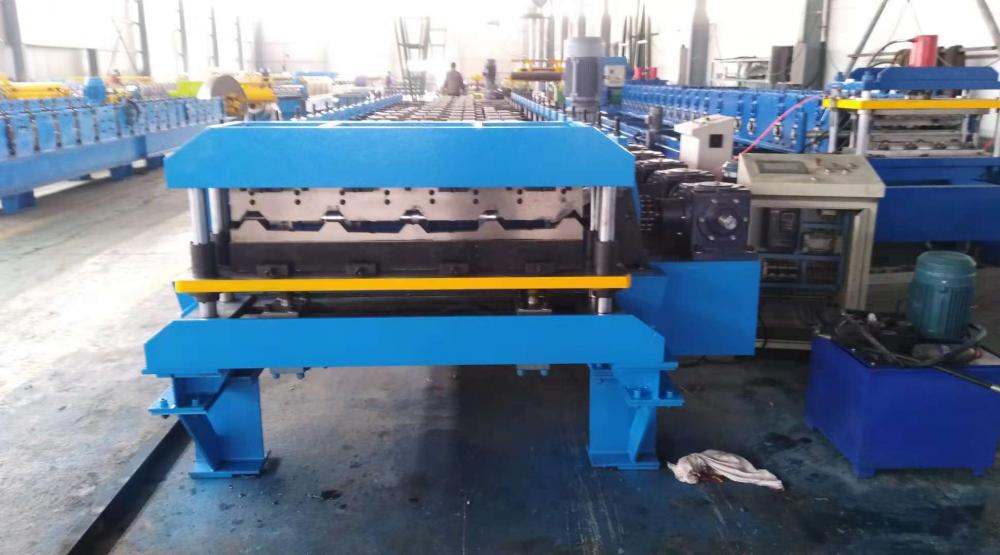 Top quality high-tech trapezoid iron roofing sheets roll forming machine