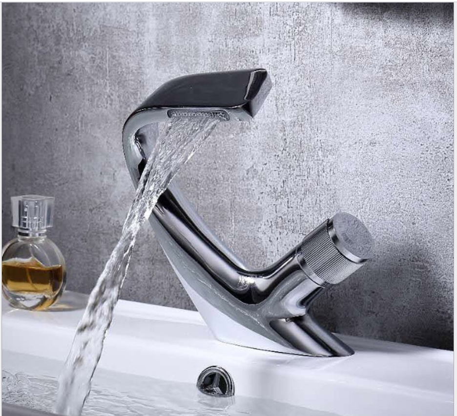 Grifo de lavabo de agua de latón de baño de una sola manija de nuevo estilo