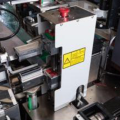 Macchina per inserzione per alloggiamento di crimpatura a filo