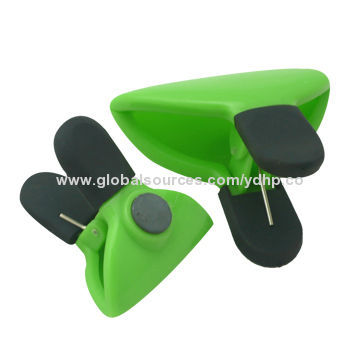 Plastic clip, for paper/bag sealing, made of plastic with magnetic