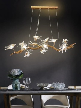 Bellissimo lampadario della hall Birds Hall White Birds Hall