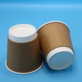 Copos de papel isolados elegantes para locais de luxo