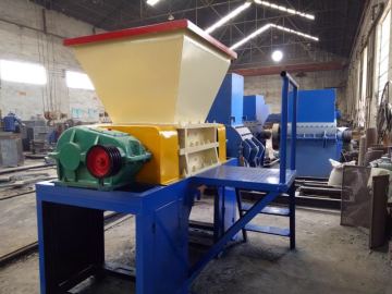 mobile shredder machine for shredding Tree