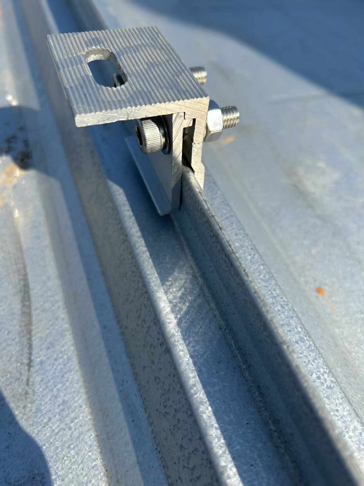 Aluminum extrusion rooftop clamps