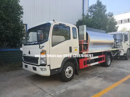 SINOTRUCK HOWO 5Tons Asphalt Distributor/Spraying Truck
