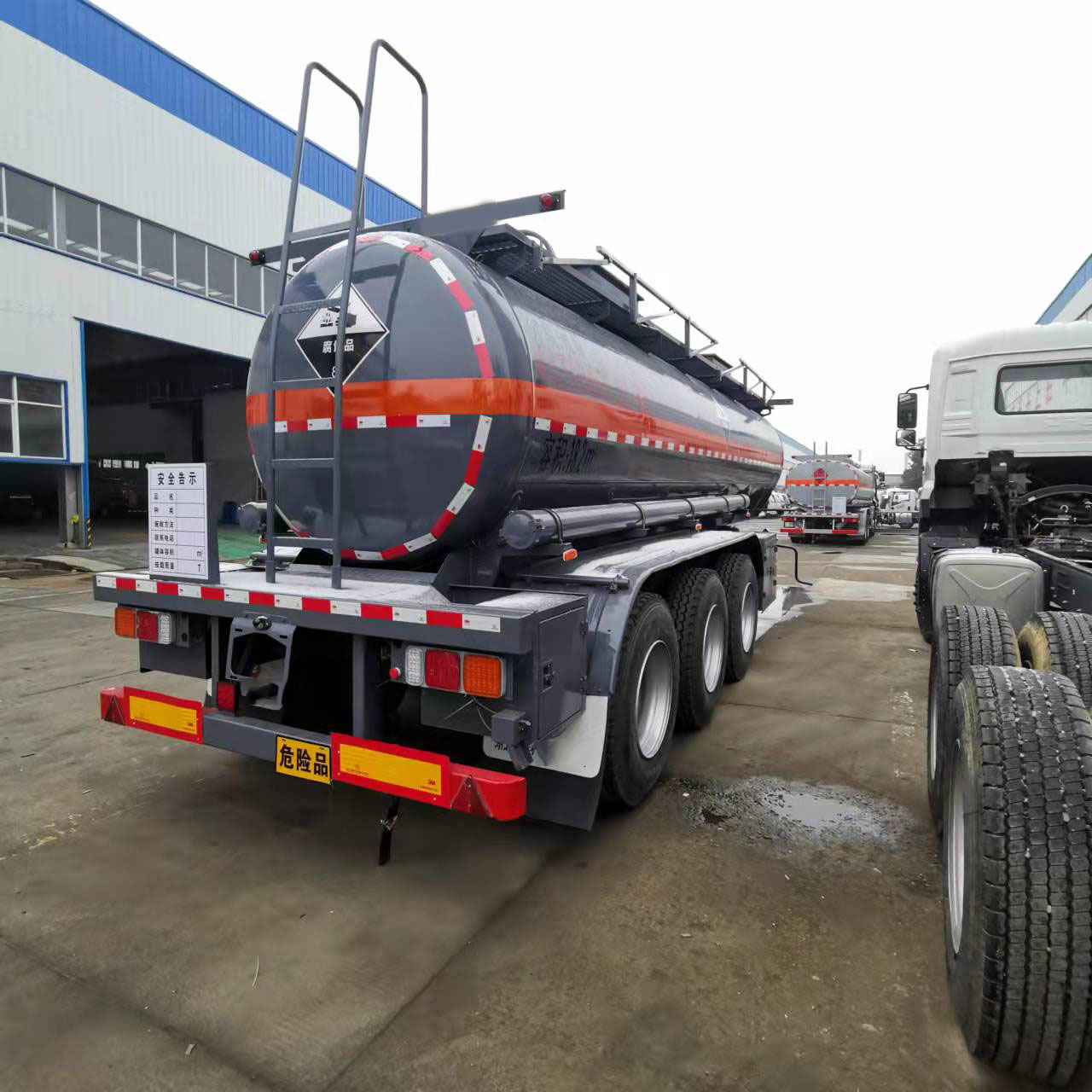 Tr-axle tank semi trailer asphalt transport tank trailer