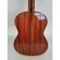 Guitarra clásica de madera maciza hecha a mano