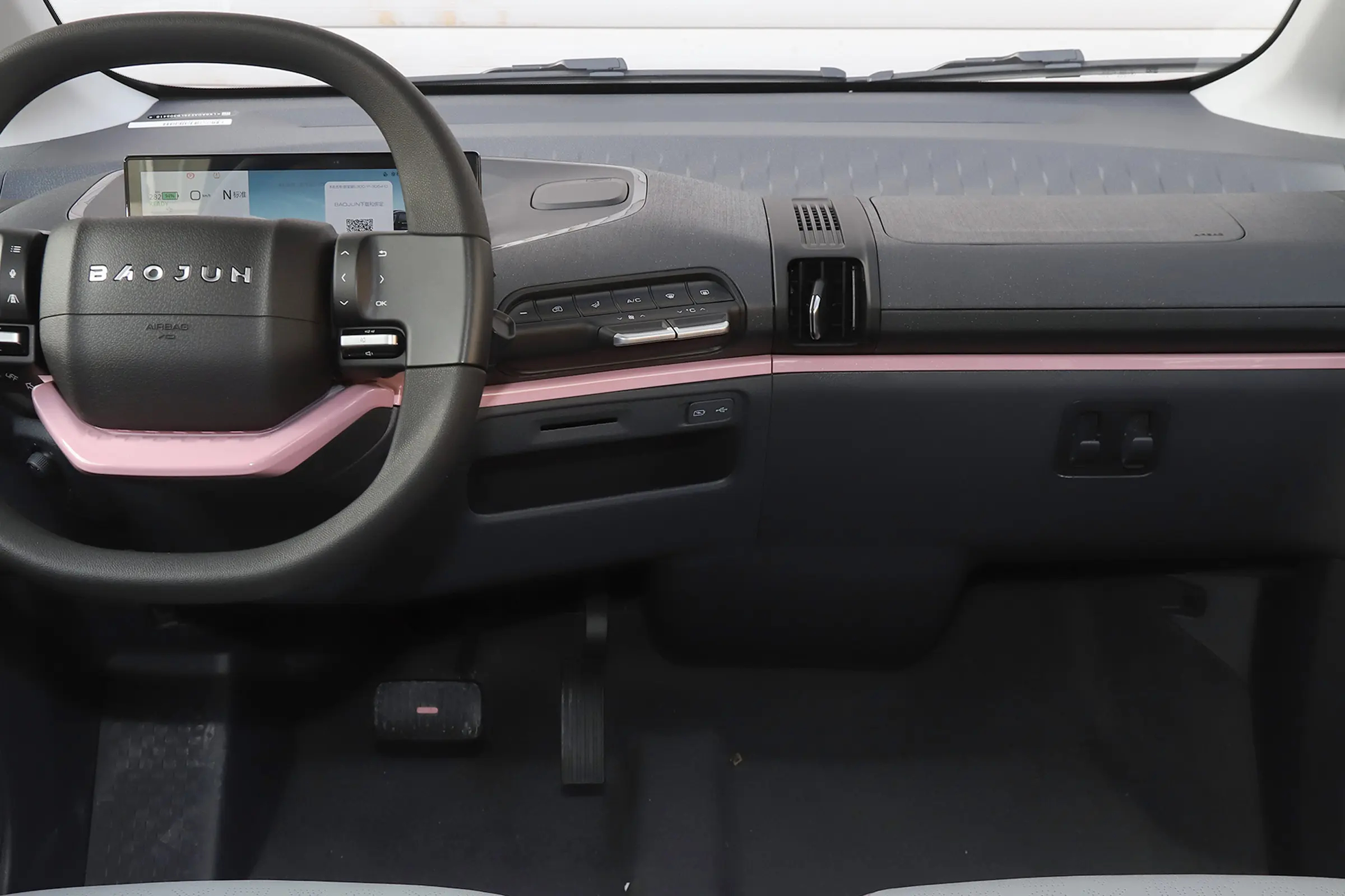 Baojun E300 (6)