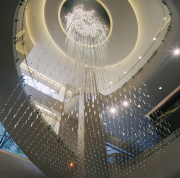 โคมระย้าที่กำหนดเองของโรงแรม Spiral Staircase