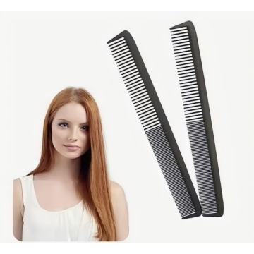 Гребень для стрижки волос из черного углеродного волокна.