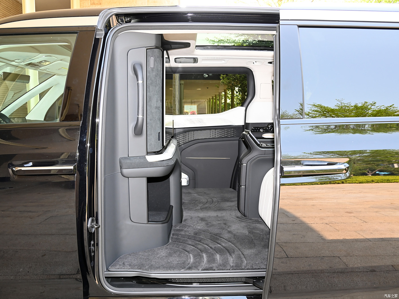 Geely ZEEKR 009 New Energy MPV