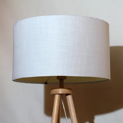 American-style solid wood three-legged floor lamp