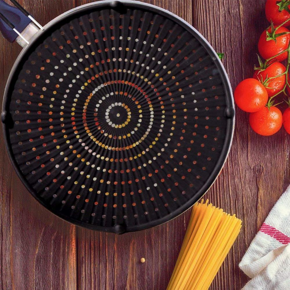 Pantalla de salpicaduras de silicona para cocinar en una sartén de aceite caliente