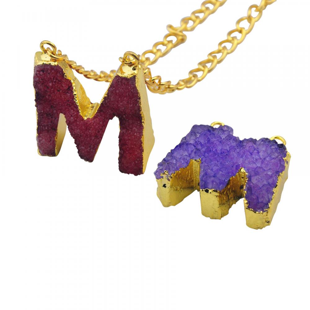 Collier avec pendentif lettre M en cristal coloré avec alphabet