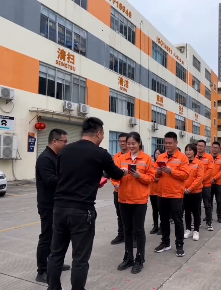 Zhongxiaoping send Red envelopes to WJM family