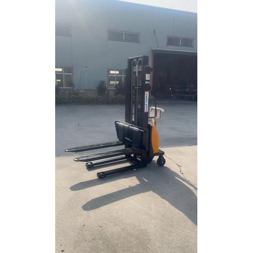 Semi-automatic handling lift truck