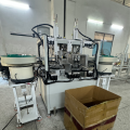 Fabrication automatique de cintres en fil recouvert de plastique