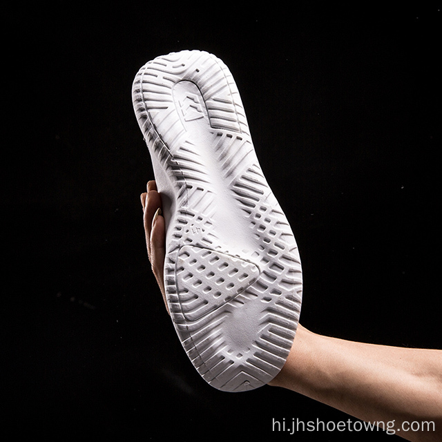 गर्मियों में पुरुषों की सांस लेने वाले स्नीकर्स जूते चलाते हैं