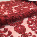 Czerwona haftowana koronkowa tkanina
